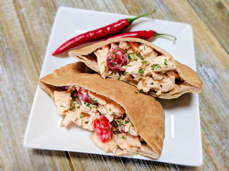 fiery chicken pitas