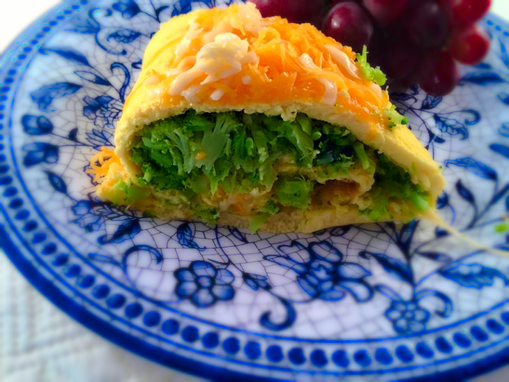 Broccoli-Cheddar Omelet Roll
