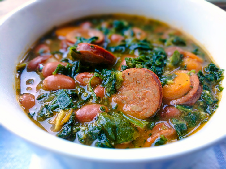 Slow Cooker Sausage and Spinach Soup