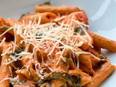 Creamy Tomato Spinach Pasta – 90/10 Nutrition